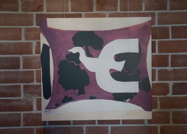 本展では、アングル、コロー、ドラクロワ等１９世紀の巨匠から、クールベ、近代絵画の父マネ、印象派のドガ、モネ、印象派以降の絵画を牽引したセザンヌ、ゴーガン、クレー、ピカソ、ブラックらの秀作７５点が出展されていました。<br />写真はフォトスポットのジョルジュ・ブラック「鳥」1956年