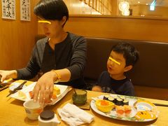 帰りは、在来線大船で途中下車し妹、甥っ子と食事です。
カズキ（6歳、甥っ子）のお寿司が食べたいというリクエストがあり大船ルミネにある築地玉寿司へ。