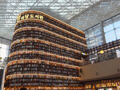 お目当てのCOEXの図書館。

なぜ故にショッピングモールに図書館が！？
あまり深くは考えずに。

圧巻です。
