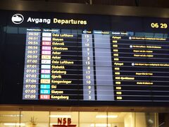 午前7時5分オスロ発イェーテボリ行きの列車に乗り込んだ。
「イェーテボリ」はGoogleマップを見ると"Göteborg"って綴りなんだけど、駅の発車標や乗車券を見ると2文字目の"ö"が"ø"になってるのに気が付いた。すごく不安だったけど、結局列車は10時40分頃に無事"Göteborg"に到着した。