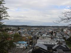 まず、岩出山駅から歩いて１５分ほどの岩出山城跡へ行きます。
岩出山城跡から見た岩出山の町並み。

戦国時代、山形県米沢の戦国武将だった伊達政宗は周辺の戦国武将たちの戦いに次々に勝利し、２４歳の若さで現在の宮城県、山形県、福島県の大半を支配下においた東北一の戦国武将となりました（おおむね２４０万石の領地）。
しかし小田原城攻めの豊臣秀吉の前に降伏して、大半の領地を取り上げられ、この岩出山５０万石（領地は現在のほぼ宮城県全体）に左遷されたのでした。