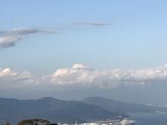 夕刻
『日本平』に到着
完成したばかりの日本平夢テラスから眺める富士山。
ですが、このときは雲でほとんど見ることができませんでした。
