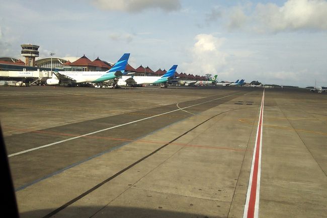 少し遅れ、バス移動での搭乗。<br />