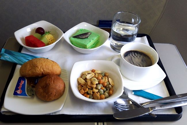 空港でランチした後だったので、メインは要らないと言ったら、パンとデザートのみのナイスセレクト(๑>؂<๑)