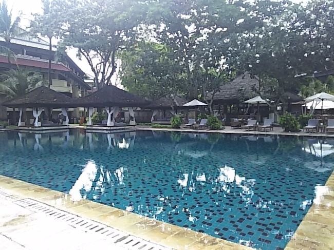 荷物もほぼ片付いたので懲りずにビーチへ。<br />だーれもいないグラブプール。