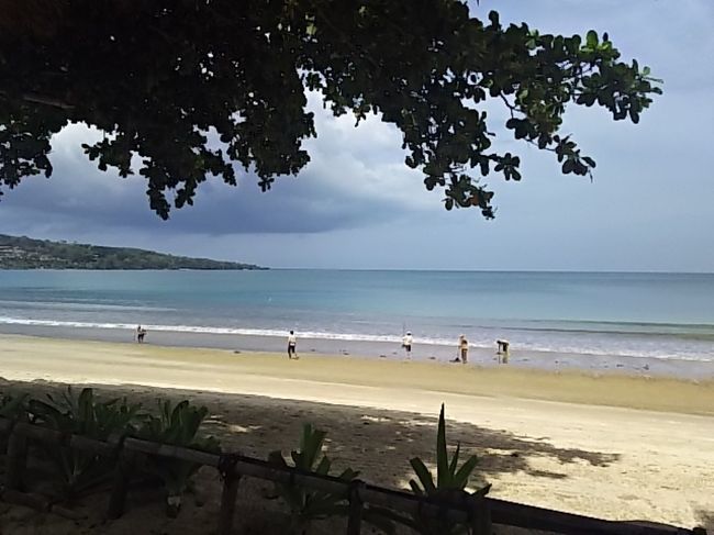 1時間くらいビーチでまったり。<br />観光客よりも清掃スタッフさんが多いビーチ。<br />キレイにしてくれてありがとう。