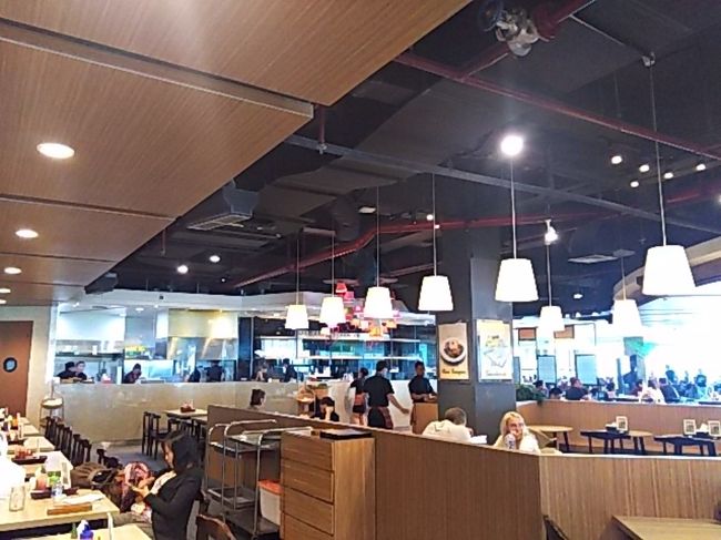 チェックインの後はいつも寄ってるお店でランチ。<br />最近は、人気レストランのマデスワルンができたけど私はルーチンのようにここに寄ります。<br />写真はないけどミーゴレンとライスロール、ビンタンいただきました。155.5Kとお高め。<br />その後少しだけガルーダラウンジに寄りました。