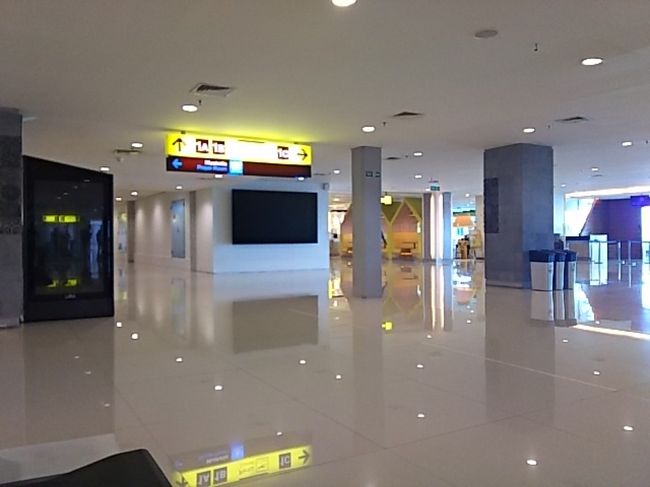 搭乗30分前になったので搭乗口で待ちます。<br />珍しくもないことですが、チェックインのときに言われたのが1C、空港のディスプレイでは2。<br />ガルーダラウンジで聞いたら1C。<br />でも10分前になっても飛行機はいなくて、お隣の2ゲートで搭乗準備してました。