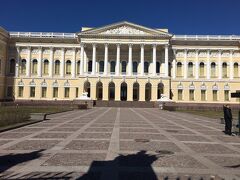 ロシア美術館！！
残念ながら休館日だったけどガイドのお姉さんが警備のおじさんに話をつけてくれて（すごい）入り口だけ入らせてくれた！