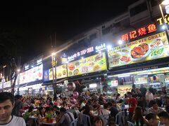 夕食を食べにアロー通りへ