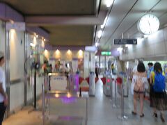 今日は舟が出ているサパーン・タクシン駅へ向かいました。