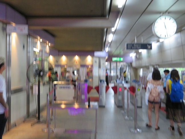 今日は舟が出ているサパーン・タクシン駅へ向かいました。