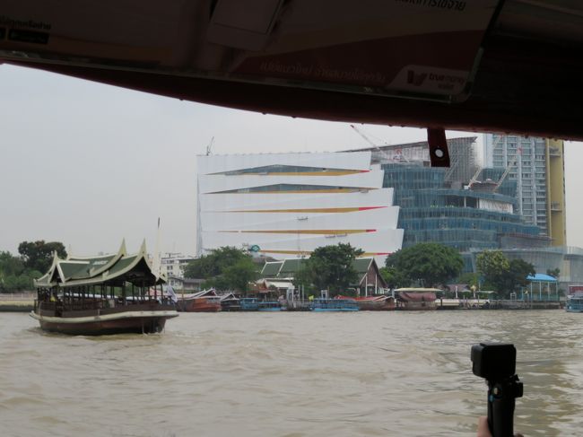 15バーツのチケット(オレンジライン)を買って船に乗り込みます。<br />しきりに係員やほかの乗客から「座りなよ」といわれていましたが、腰痛がぶり返すのは嫌なんで突っ立ってました。<br />それに、チャオプラヤー川の水がかかるのも嫌だったしね。(普通にしてれば多分かからない)