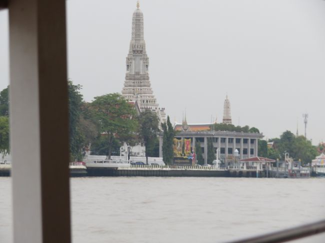 のってから15分くらいでワット・アルンに近づきました。
