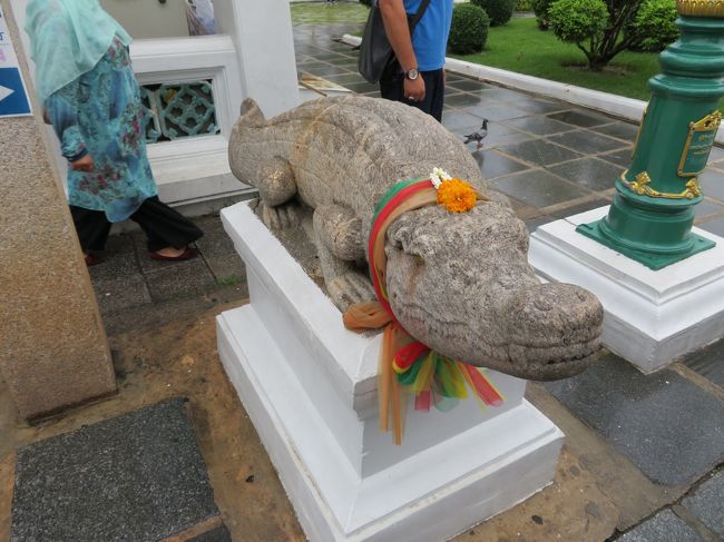 舟を降りるとワニの銅像がお出迎え。<br />