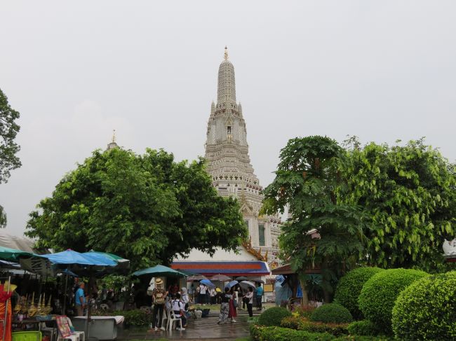 入口まではちょっと歩きます。