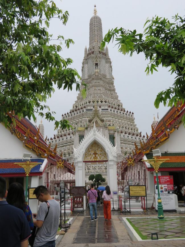 歩いてもまぁ、1分くらいですけどね。<br />さて、50バーツ払って入りましょう。