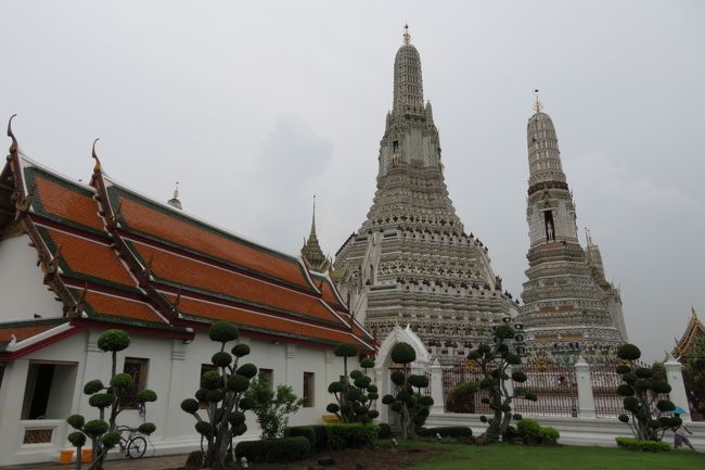 小仏塔と大仏塔。<br />遠近法か何かでサイズが一緒に見えますね。後で見返すとわからなくなりましたが、横に太いのがワット・アルンと思えばいいと理解しました。