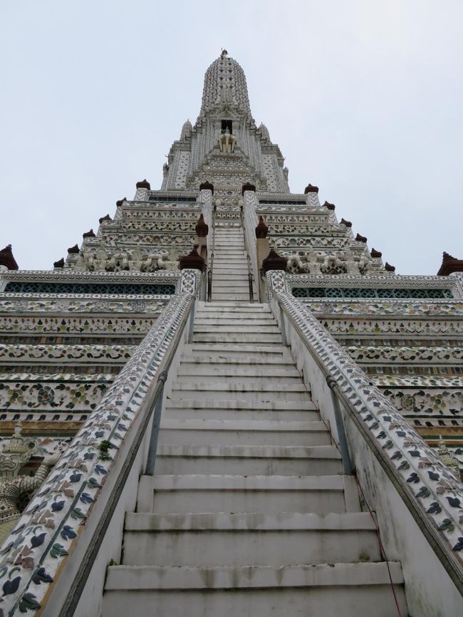 こちらは大仏塔。<br />高いところは苦手だけど、ここなら登ってみる気になれるかも。