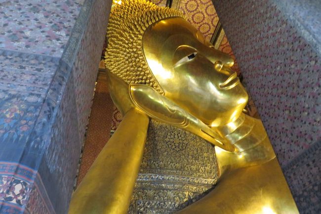 寺院内部に入るといきなりこれが出てくるんで驚きました。<br />想像以上にデカかった…全長46メートルを舐めてた…