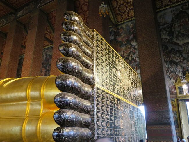 足の裏。<br />仏教の世界観を表しているんだとか。。。