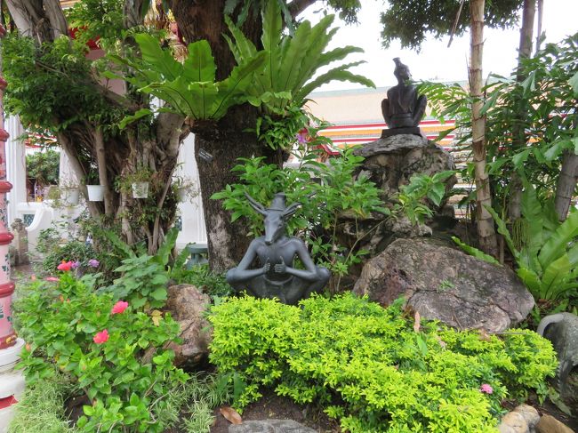 ワット・ポー内の池