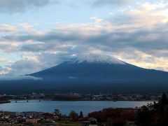 ホテル宿泊部屋のベランダからの富士山。
夕刻の富士山と河口湖並びに河口湖大橋。