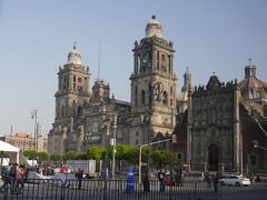 メトロポリタン カテドラルです。
メキシコの首都メキシコシティにあるカトリック教会の大聖堂で、16世紀アステカ帝国を滅亡に追い込んだスペインのエルナン・コルテスの命によって建てられた巨大建造物です。