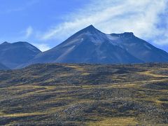 【ミスカンティ湖・ミニケス湖へ、再び4000mの世界へ突入】

今は、4000mの高山にいるはずなのに、まだそれより高い山が目の前に広がる....