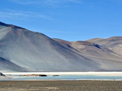 【標高4000mのところにあるミスカンティ湖・ミニケス湖に向かう】

ミスカンティ湖に行く途中に、いくつかの美しい湖に遭遇します。