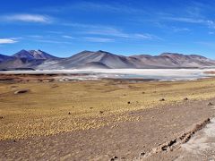 【標高4000mのところにあるミスカンティ湖・ミニケス湖に向かう】

彼方に見える山々は.....