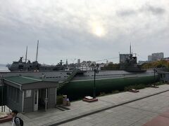 で、先ほどの港側に目をやると、これは潜水艦？？
中は博物館になっているそうで、魚雷の展示などもあるらしい。
あまり興味がなかったので入りませんでしたが。
