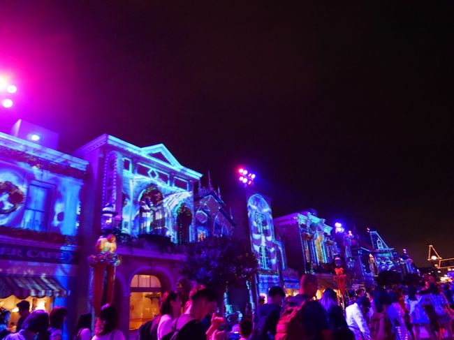 終わった後もメインストリートはマッピングされていました。<br /><br />閉園なのでホテルへ帰ります。