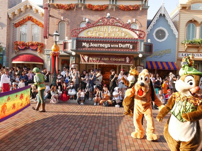 デイパレードのハロウィーン・タイム・ストリート・パーティー<br /><br />16時半からの回を観ましたが日向は暑すぎていられず、日陰側から立って観ました。