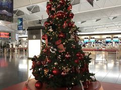 出発ロビーはもうクリスマスモード。何処の航空会社かと思ったらサッカーチームでした。と思ったらエアアジアも協賛していました。だから赤なのね。

で、ここでお友達のJさんからセントレアに着いて駐車場にいる、とのメッセージが。実は昨日セントレアに行くけど時間的に私の方が全然早いので、会えませんよねと言っていたのに、超早起きして私の飛行機の出発前に合わせてきてくれたのでした。感謝感激。しかし駐車場ってどこだろうとキョロキョロしていたら後ろから肩叩かれてＪさん登場。