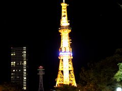 綺麗に輝くテレビ塔を再び眺めていたら、急に大粒の雨が降ってきて、、、えっ、マジで？どうする？
って焦っていたら、ちょうど札幌駅に繋がる地下道があったので、とりあえず駅方面に行けば良いだろう、、、と地下道から戻ることに。