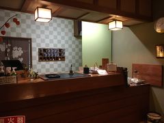 チェックインの時間になりました。
レセプションはこじんまりしたカウンターで。横には無料のコーヒーあります。