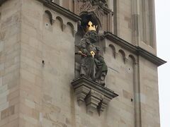 Grossmünster（グロスミュンスター）

カール大帝の石像。本物は大聖堂の地下聖堂にあり、ここに写っている大聖堂の塔の上にあるのは複製だそうです。