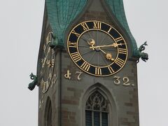Fraumünster（フラウミュンスター）

青い尖塔の下の時計盤も素敵です。その下の「d7 32」が気になったのですが、調べても意味合いが分かりませんでした。