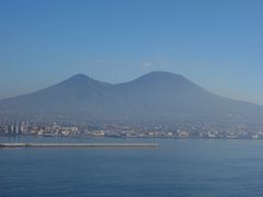 １１月１２日（月）。
一泊航海してナポリ。
ヴェスビオ火山を右に見て入港。