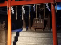 右手奥には世継稲荷神社がある。主なご利益は子宝、後継者。