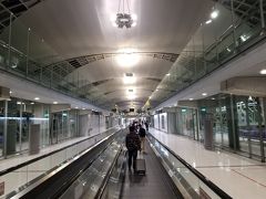 ～5：00
タイ　スワンナプーム国際空港に到着！
