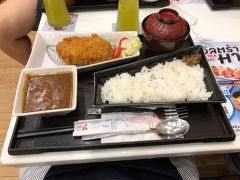 ソンテウに乗り
セントラルフェスティバルへ
やよい軒さんで　昼飯！
（毎回ですが、注文した料理が　なかなか出てこない・・・）