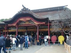 相変わらず人が多い神社
隅っこで参拝&#128591;
ちなみに菊の展示会やってました&#127804;