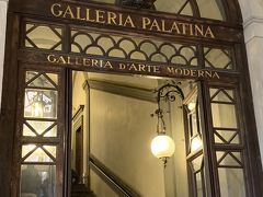 続いてパラティーナ美術館へ
水曜日の午後は半額で5ユーロでした！
シーズン中は16ユーロとか！
