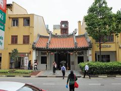 テロックエア駅から上がった所、道の向こうに見えるのは”福徳祠（Fuk Tak Chi）”。
1824年に建造されたシンガポール最古の中国寺院の1つだそうです。

ココの博物館を見学したいとやってきたのですが、時刻は9時半。
10時開館のようなので、先に”応和会館”を見学しましょう。