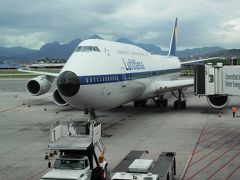 アントニオ カルロス ジョビン国際空港（通称ガレオン国際空港）に到着。リオ・デ・ジャネイロにはこことは別に国内線専用のサントス・ドゥモン空港がある。

写真は最近めったに見ないボーイング７４７　ルフトハンザは７４７－８の旅客機型を使っている数少ない会社。
これは７４７－４００だと思うけど。