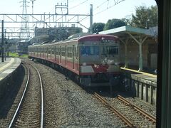 赤電塗装の電車とすれ違い。