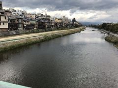 グーグルマップを頼りに、鴨川を眺めながら、橋を渡って。