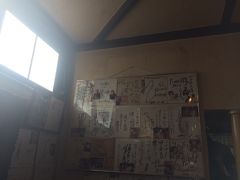 トルコライスで有名な喫茶店ツル茶んの壁には有名人のサインがいっぱい！